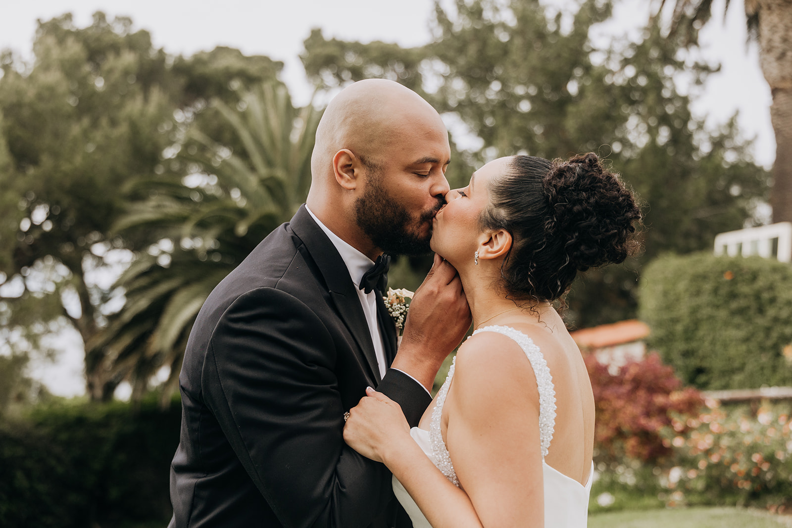 Couple Ralph and Sabrina Hill Kiss at their Wedding at La Venta Inn